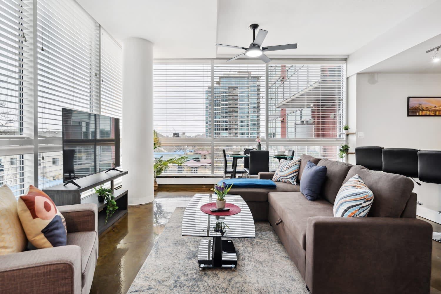 Upscale 2br - King Bed - Stunning Views Hébergement de vacances Calgary