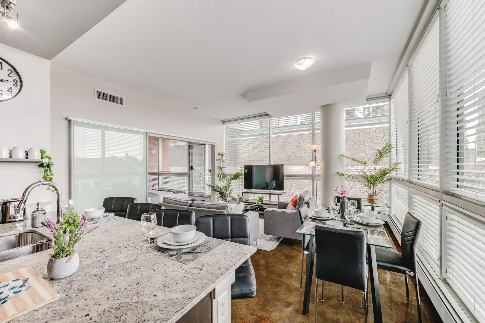 Upscale 2br - King Bed - Stunning Views Hébergement de vacances Calgary
